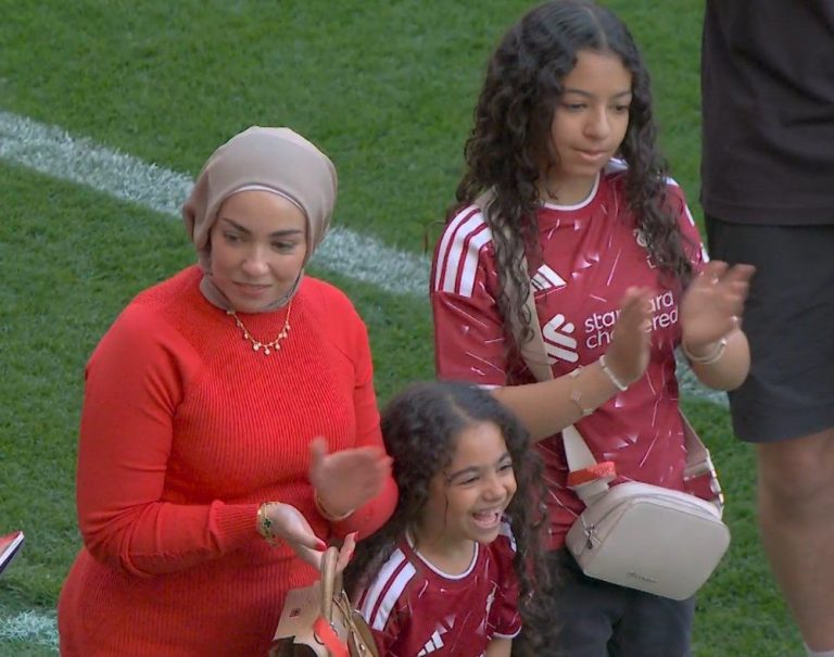 زوجة وبنات محمد صلاح يساندونه في ليلة الوداع الأخيرة مع الريدز